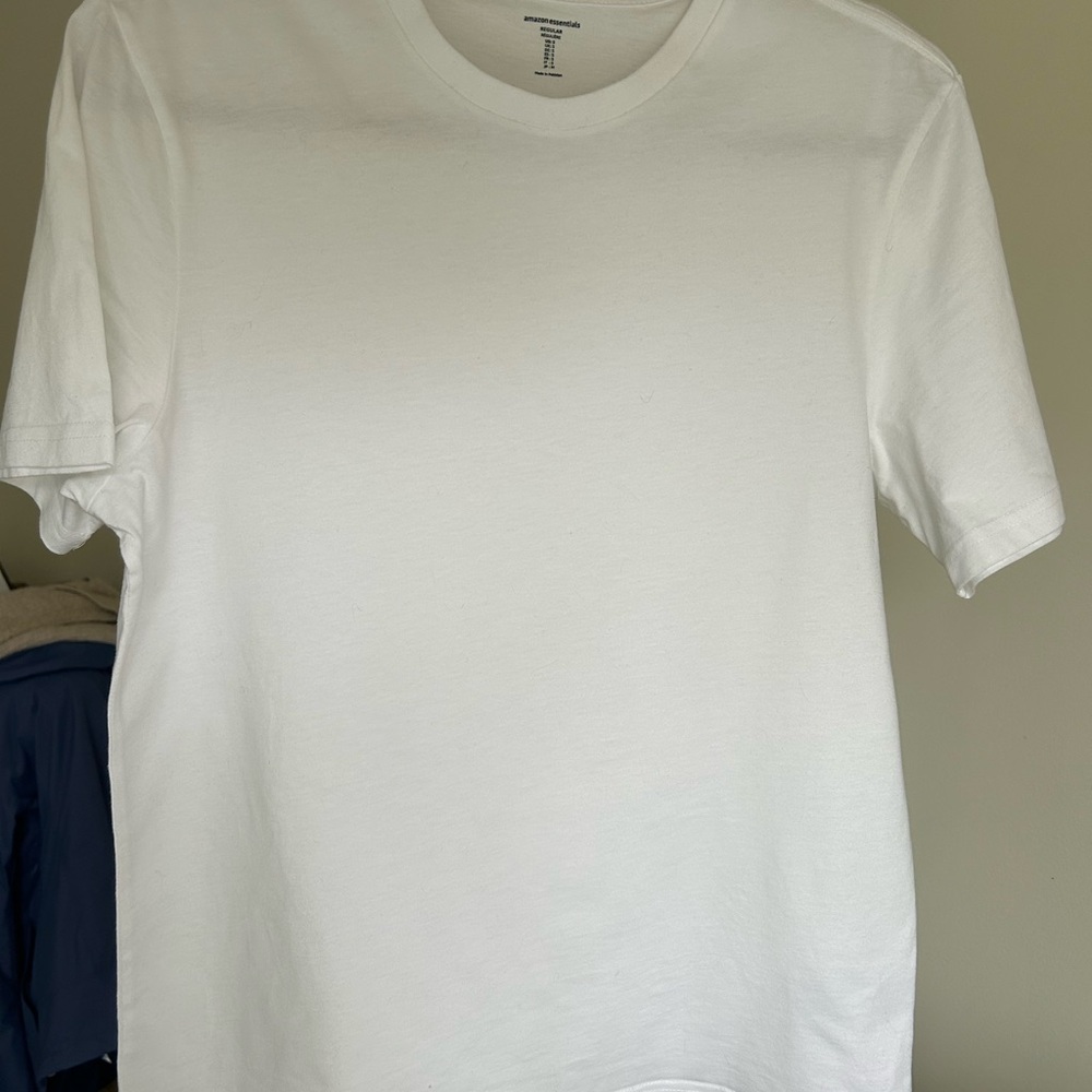 Bundle of three T-shirts Amazon Essentials Classic White Short Sleeve Tee
